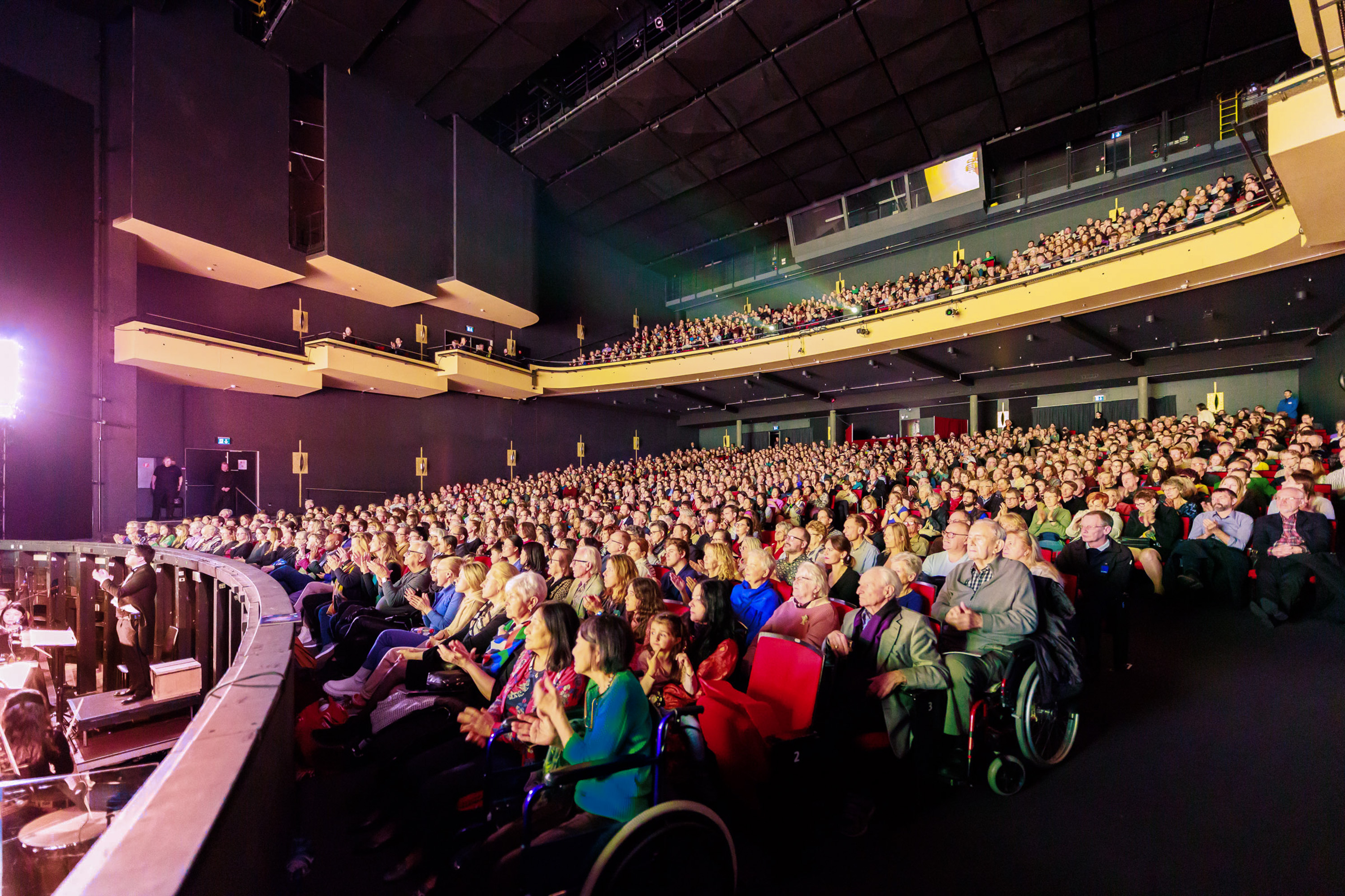神韵巴塞尔四场大爆满落幕州长倍感荣幸| 神韵国际艺术团| 瑞士巴塞尔音乐剧院| 大纪元