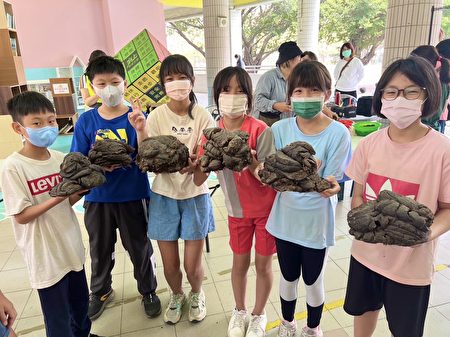 新上国小儿童节活动另一重头戏就是牛粪变黄金，三百位学生可以亲手制作牛粪熏香，了解循环农业的重要。