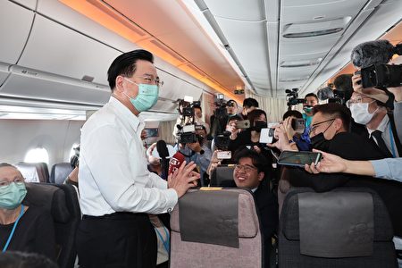 外交部長吳釗燮（前左 2）到機艙向隨團媒體致意。 