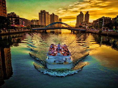 乘著夕陽下搭上運河遊船，瀏覽台南運河風光。