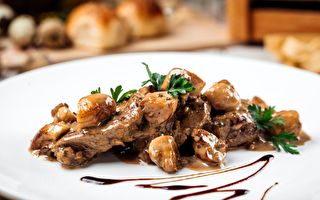 猎人牛排：搭配蘑菇和红酒的牛排大餐