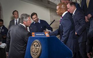 紐約市府與警察工會達協議 八年加薪近三成