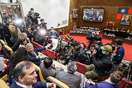 美国联邦众议院外委会主席麦考尔（Michael McCaul）（右4，举左手者）7日率跨党派议员团拜会 立法院，并进入议场2楼贵宾席观看院会进行。