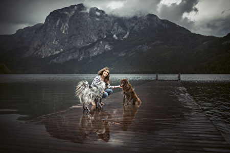 组图：摄影师救助两只街犬 并带其畅游欧洲