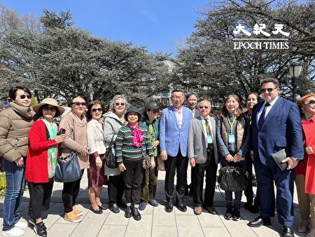 台北前市长柯文哲（穿浅蓝色西服者）参观皇后区植物园。该园每年举办“台湾兰花展”。