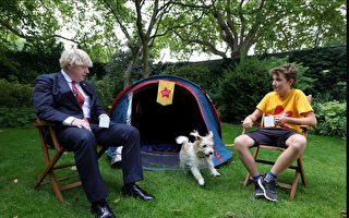 睡帐篷三年募善款70万镑 英男孩创世界纪录