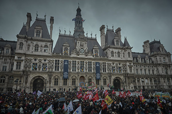 法国宪法法院批准年金改革 反对者持续抗争