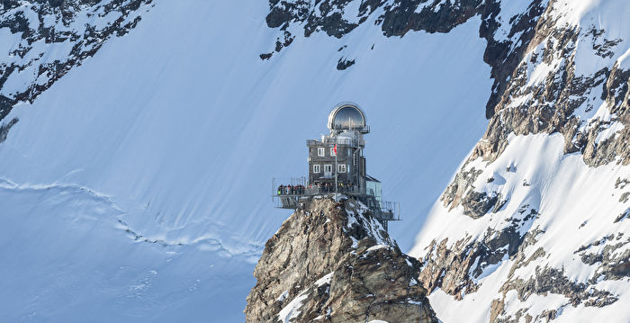 群山环抱海拔3454米 欧洲最高火车站在瑞士