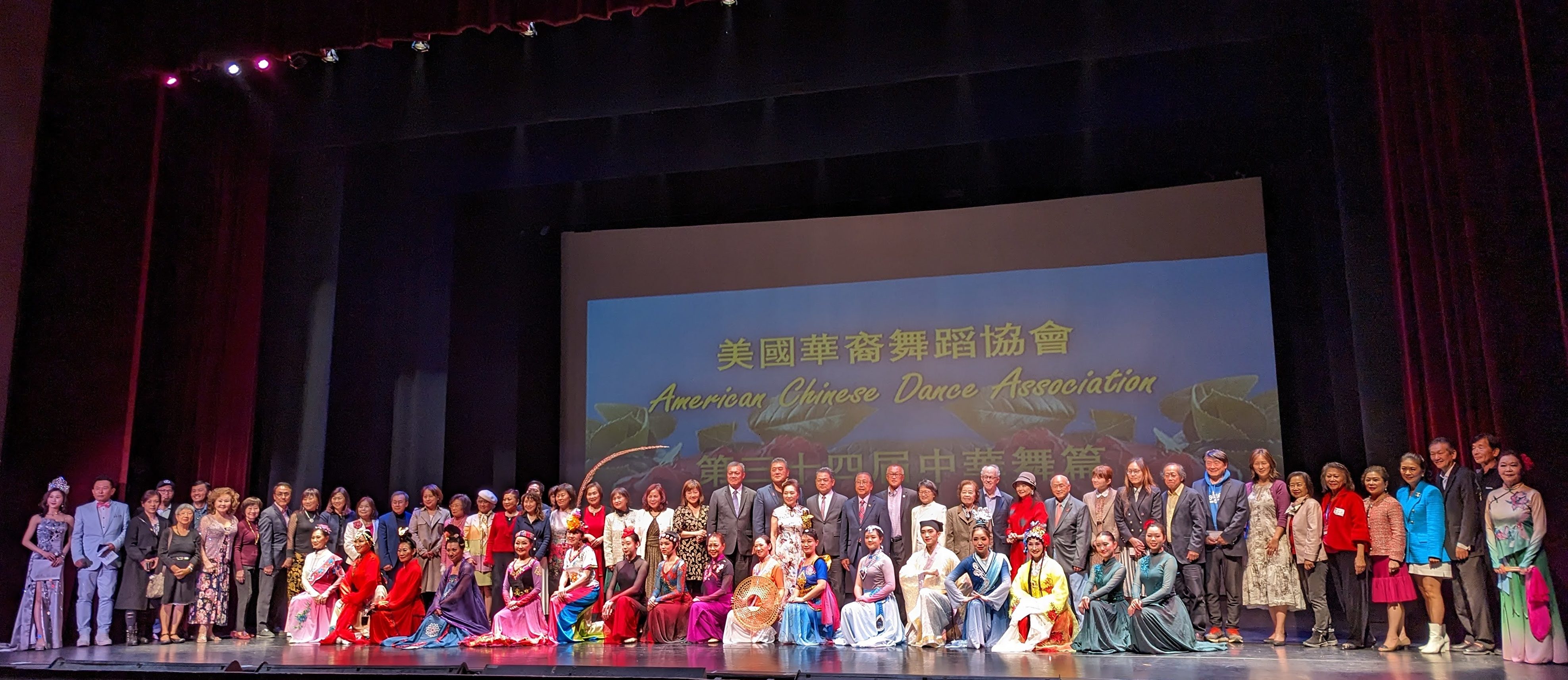 中華舞篇展現民族舞特色 藏人彎腰維族仰頭