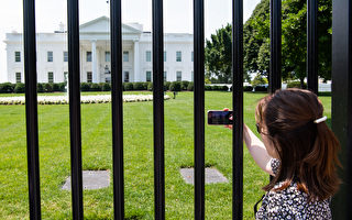 最小“不速之客” 蹒跚学步幼儿钻过白宫围栏