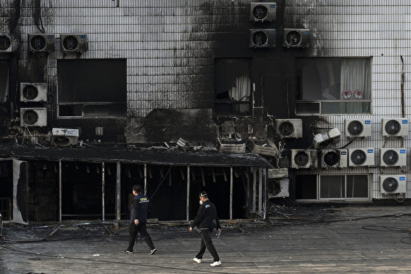 2023年4月19，北京市丰台区长峰医院火灾后，房屋被烧毁场景。（Kevin Frayer/Getty Images）