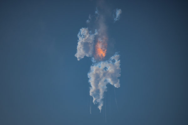 组图：SpaceX星舰火箭升空4分钟 爆炸瞬间