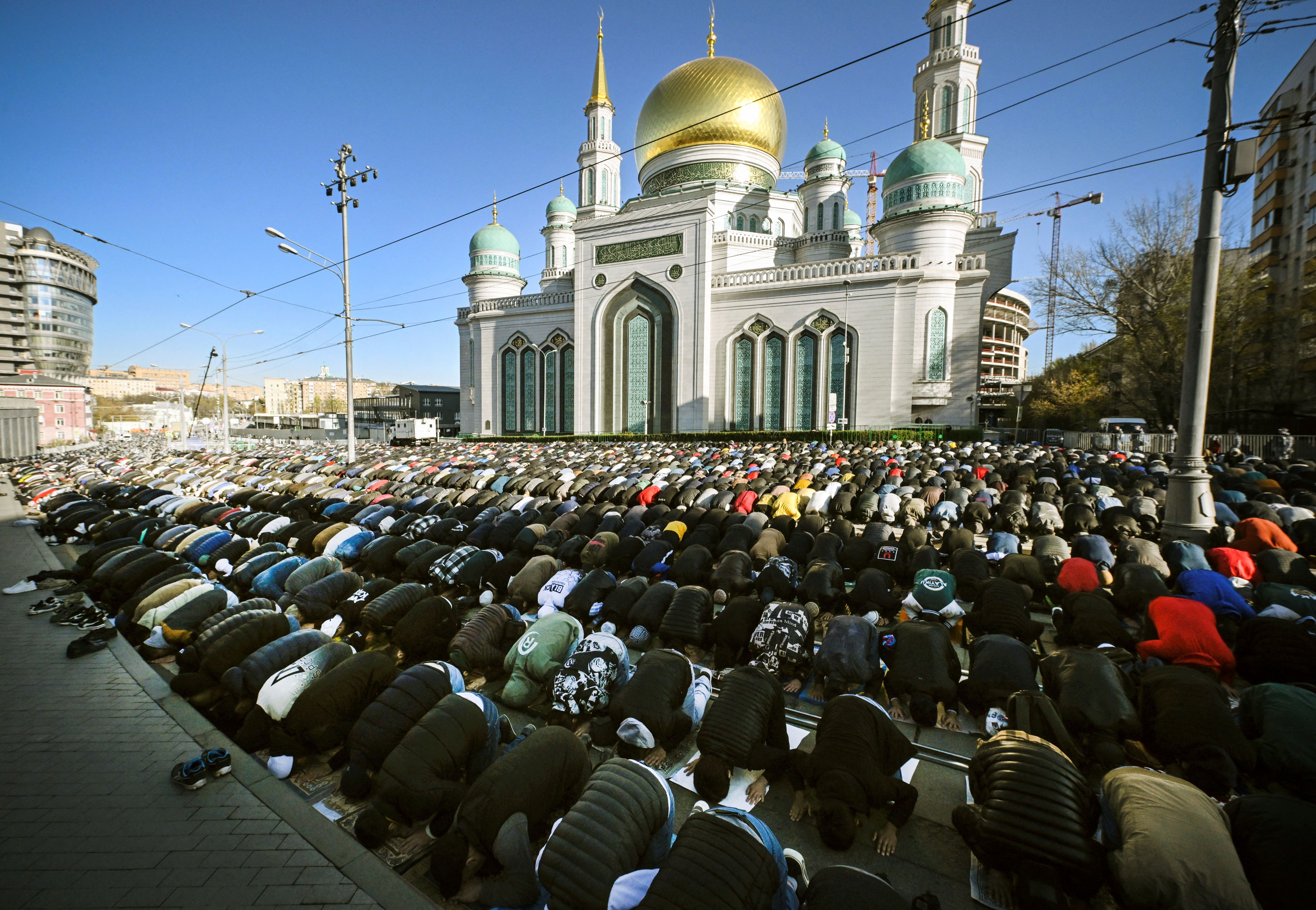 圖：2023年4月21日，莫斯科大清真寺外，穆斯林在開齋節的第一天祈禱，這標誌著齋月的結束。（ALEXANDER NEMENOV/AFP via Getty Images）