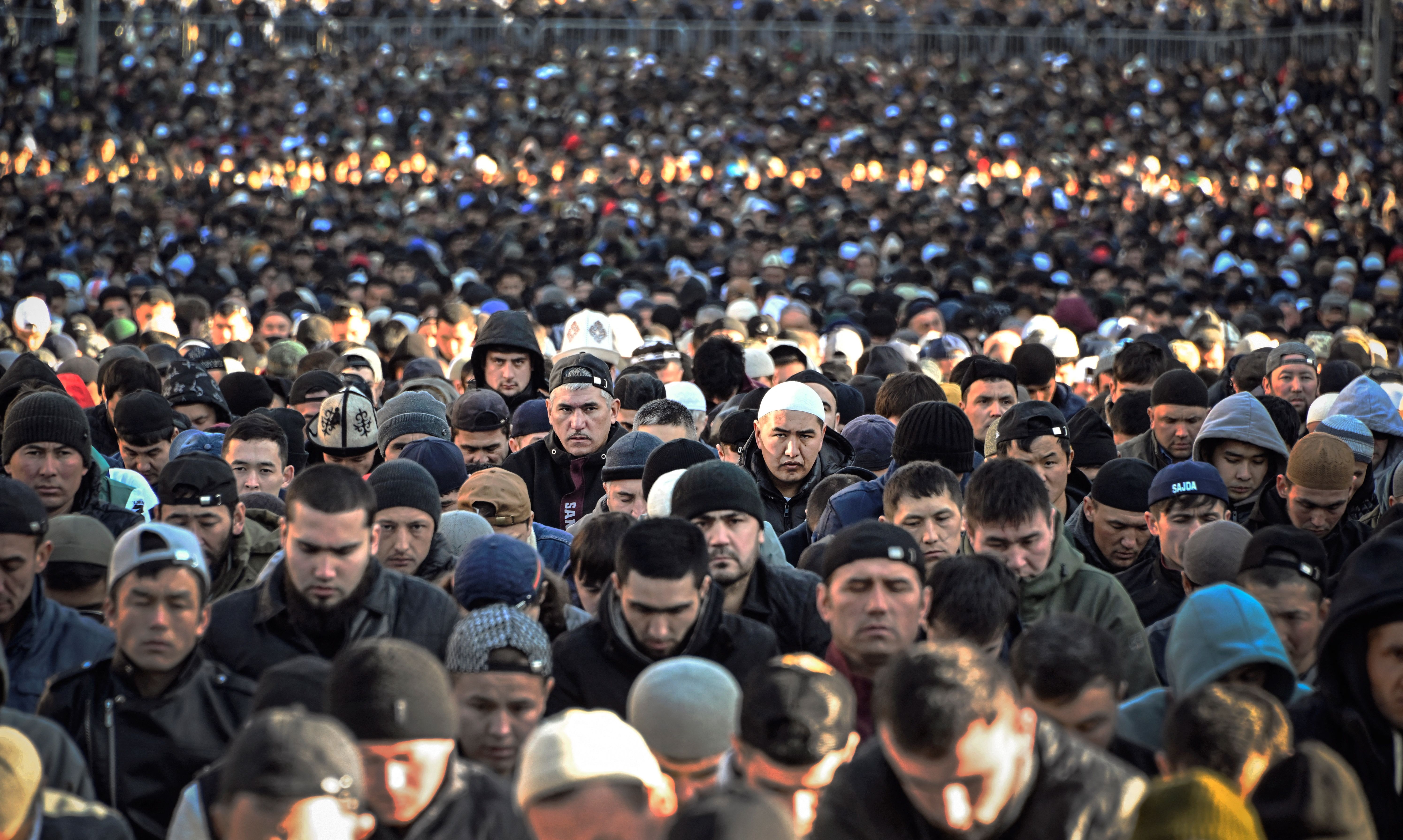 圖：2023年4月21日，莫斯科大清真寺外，穆斯林在開齋節的第一天祈禱，這標誌著齋月的結束。（ALEXANDER NEMENOV/AFP via Getty Images）