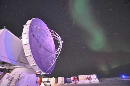 格陵兰望远镜与极光。
