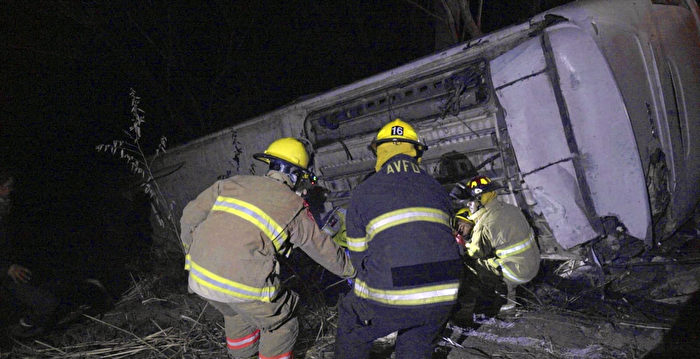 墨西哥客车坠崖 至少18死30伤