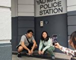 大批遊客圍香港油麻地警署打卡 為上傳大陸社交平台