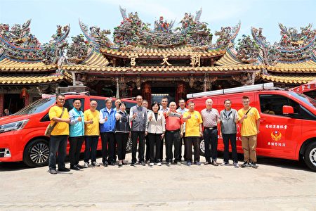 北港朝天宫虎爷会捐赠云林县2部消防警备车，2日上午于北朝天宫广场举行捐赠仪式。