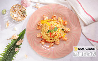 【廚娘香Q秀】鮮蝦義大利麵和三色胡椒鮭魚