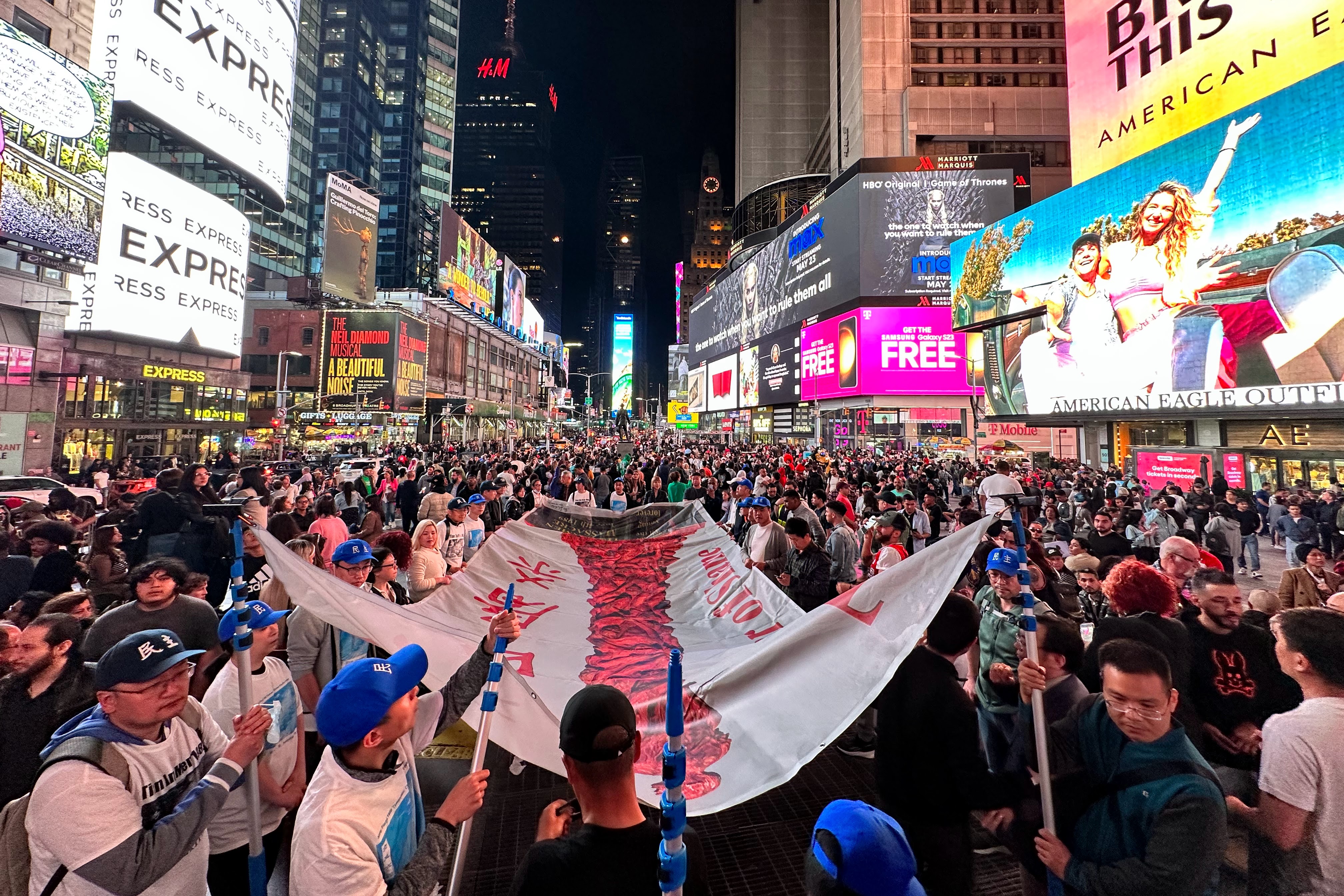 勿忘六四民运人士纽约时代广场挂国殇之柱横幅| 条幅| 大纪元