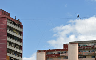组图：法国女将45米高空表演走钢丝
