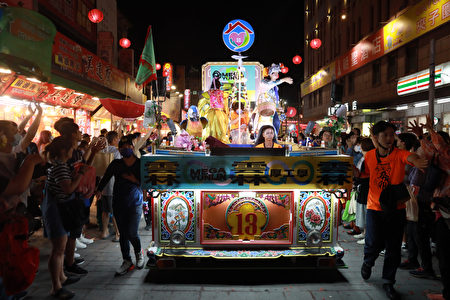 北港真人藝閣遊行是現今台灣唯一保留的特殊傳統文化，遊行時沿途播放歌曲，車上仙女、仙童沿路撒禮物，所到之處吸引許多路人圍觀，盛況猶如迪士尼樂園遊行。