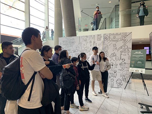 图：观众在大厅观看宣传香港文化的展板。（高晓雯／大纪元）