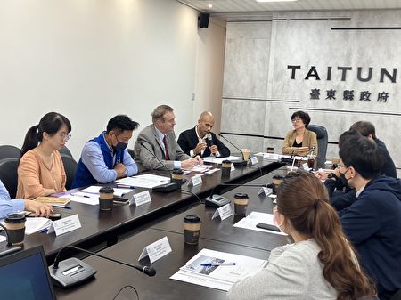 奥地利商务代表欧贺曼访问台东县政府。