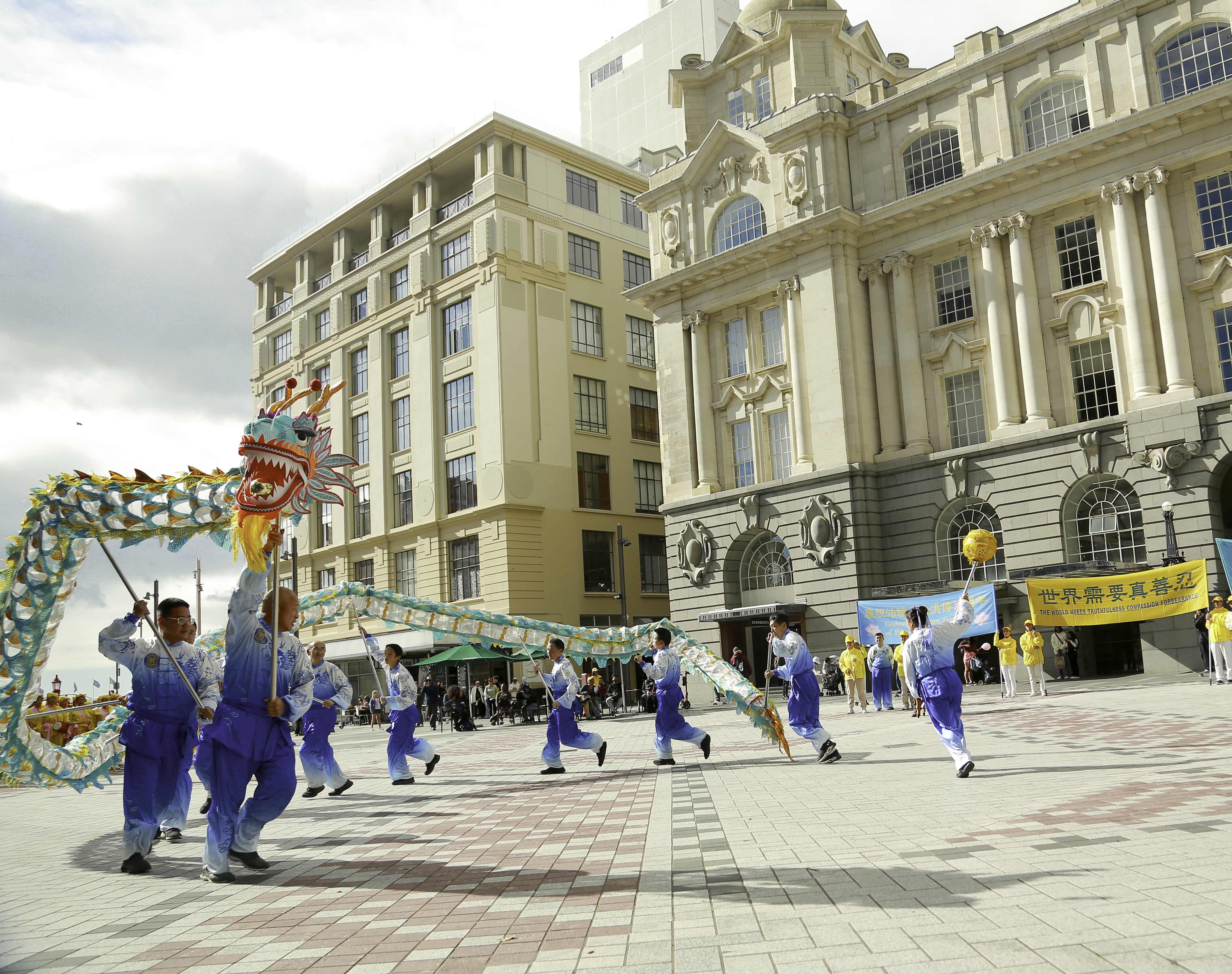 2023年5月13日，新西蘭部分法輪功學員在奧克蘭市中心伊麗莎白廣場舉行集會活動。圖為傳統舞龍表演。（谭鑫 / 大紀元）