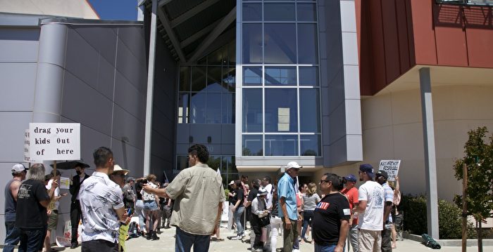 变装皇后给幼儿讲故事 家长表示:儿童不宜