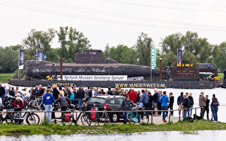 组图：德国退役U17潜艇罕见现身莱茵河