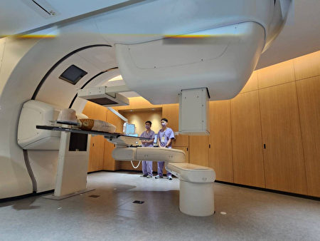 台北荣总设立全台首座重粒子癌症治疗中心，15日正式启用，中心设有2座治疗室（图）。 
