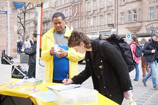 德國紐倫堡慶世界大法日活動 民眾簽名支持