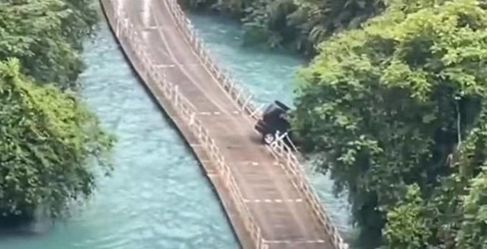 湖北景区水上浮桥发生车祸  至少5死3伤