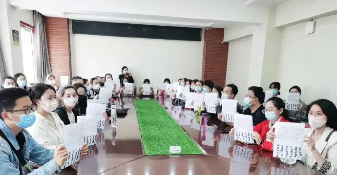 传河南省34名教师在教育局绝食抗议 引关注