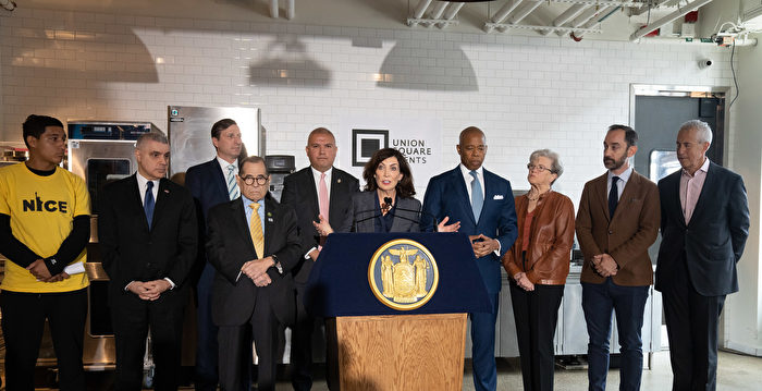 纽约州长市长联合呼吁联邦 加速颁发寻求庇护者工卡