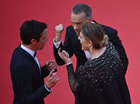 美国女演员丽塔•威尔逊（Rita Wilson）（左）和美国演员汤姆•汉克斯（Tom Hanks）
