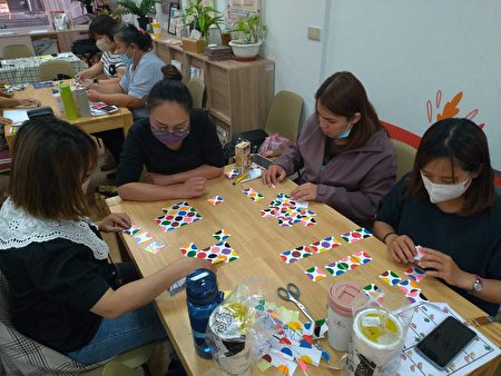 弘道基金會長照人員教育訓練學習簡易圖卡練習訓練認知能力。
