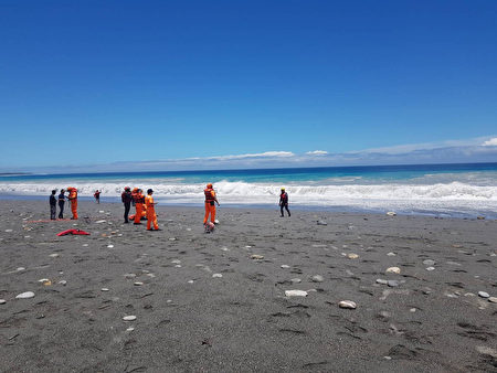 28日有学童到花莲新城乡康乐村加湾海边玩水，2人遭海浪卷入，其中一人被救起，无生命危险，另一名学生被发现时已无呼吸心跳。