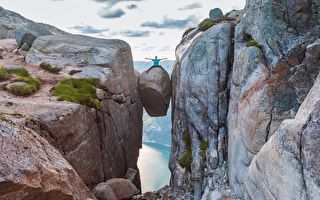 挪威“奇迹石”海拔千米 踩空就重新投胎