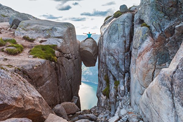挪威「奇蹟石」海拔千米 踩空就重新投胎