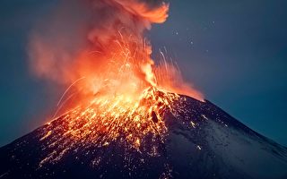 组图：长年冒烟 波波卡特佩特火山进入高度活跃