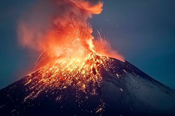 组图：长年冒烟 波波卡特佩特火山近期高度活跃