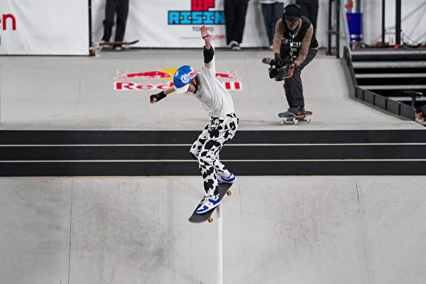 組圖：國際滑板賽 14歲日本小將獲女子組冠軍