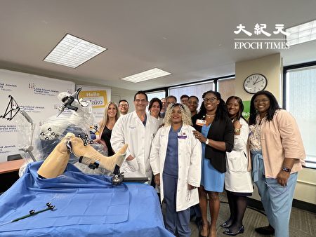 森林小丘北岸醫院骨外科團隊和第二代Mako手術機器人。