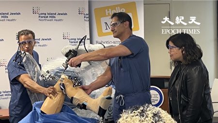 森林小丘北岸醫院骨外科主任Richard Seldes展示第二代Mako手術機器人如何置換膝關節。