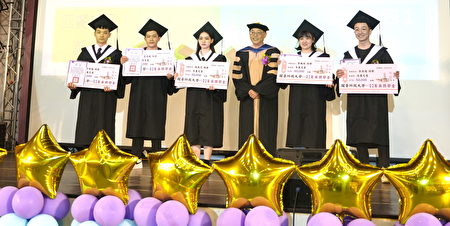 毕业典礼现场颁发实习菁英竞赛奖学金给五位表现优异同学。