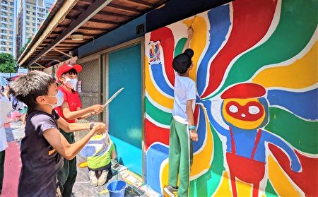 春安國小學童通力合作完成牆面彩繪。