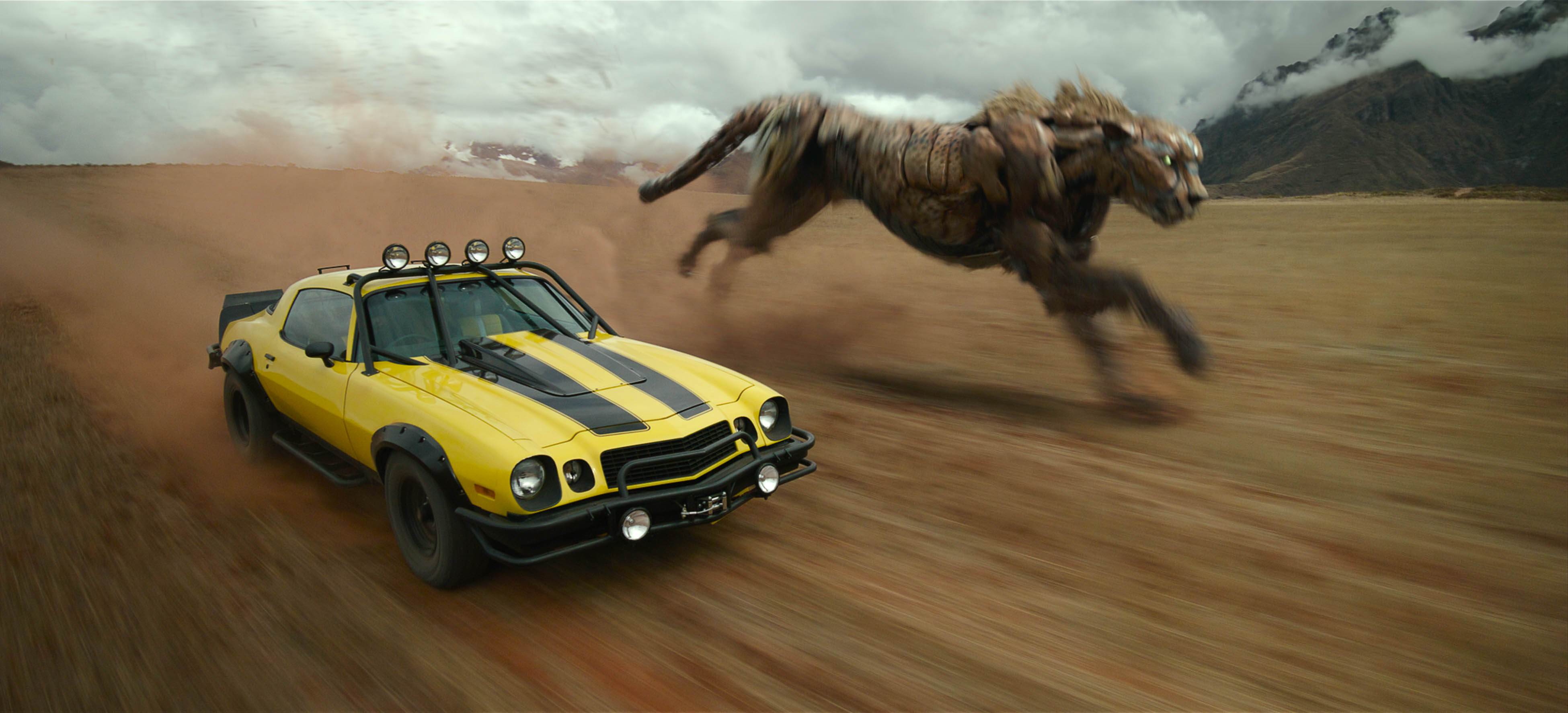 變形金剛裡的 Bumblebee變成車時是經典的黃黑配色的1976年版雪佛蘭卡馬洛(Chevrolet Camaro)。圖為《變形金剛:萬獸崛起》劇照。(UIP提供)