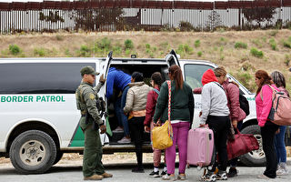 第42条例结束 新一波移民潮涌入美墨边境